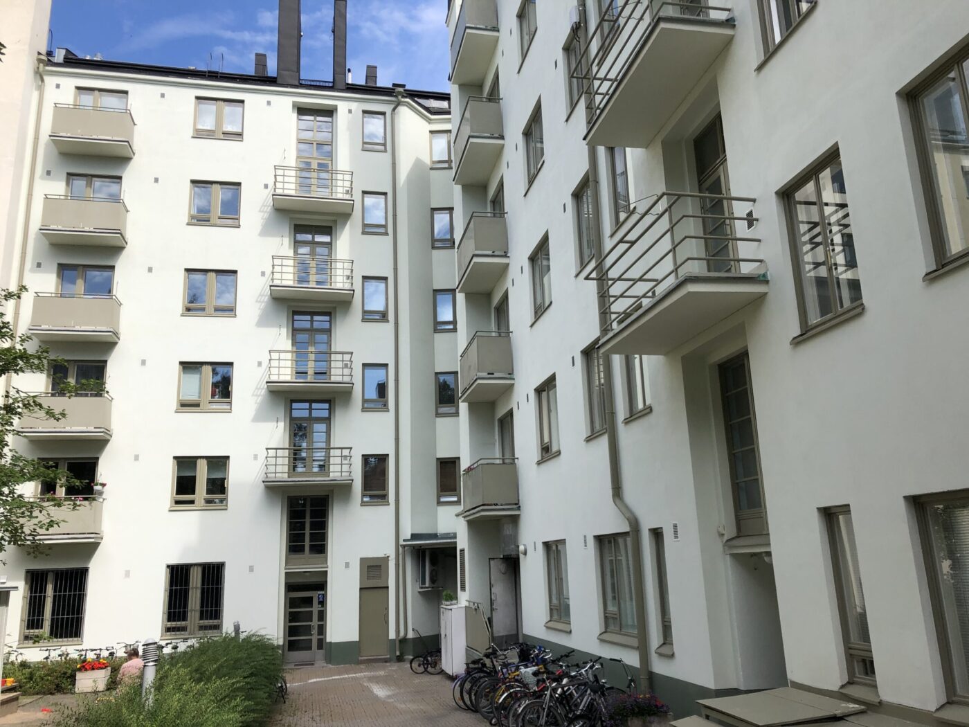 Helsingi korterelamu renoveeritud fassaad pärast soojustus- ja viimistlustöid.